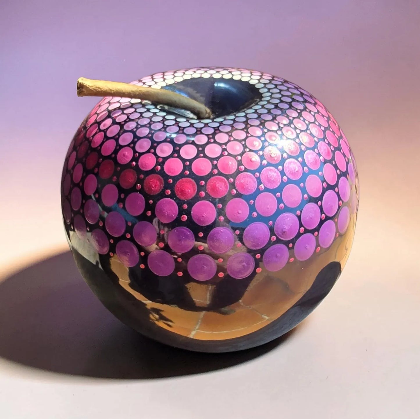 Pomme bleu brillant mandala fuchsia et violet en pointillisme