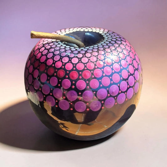 Pomme bleu brillant mandala fuchsia et violet en pointillisme