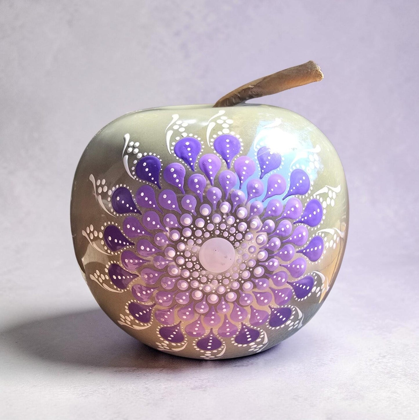 Pomme gris clair brillant mandala rose et violet en pointillisme
