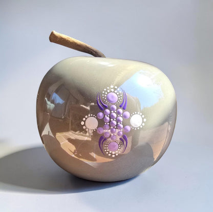 Pomme gris clair brillant mandala rose et violet en pointillisme