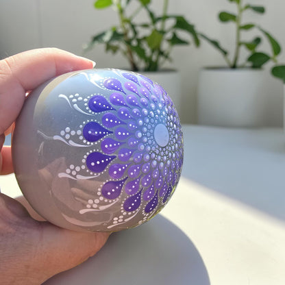 Pomme gris clair brillant mandala rose et violet en pointillisme
