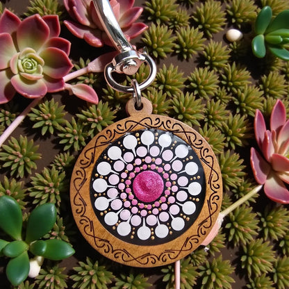 Porte-clés bois mandala fuchsia/doré peint à la main