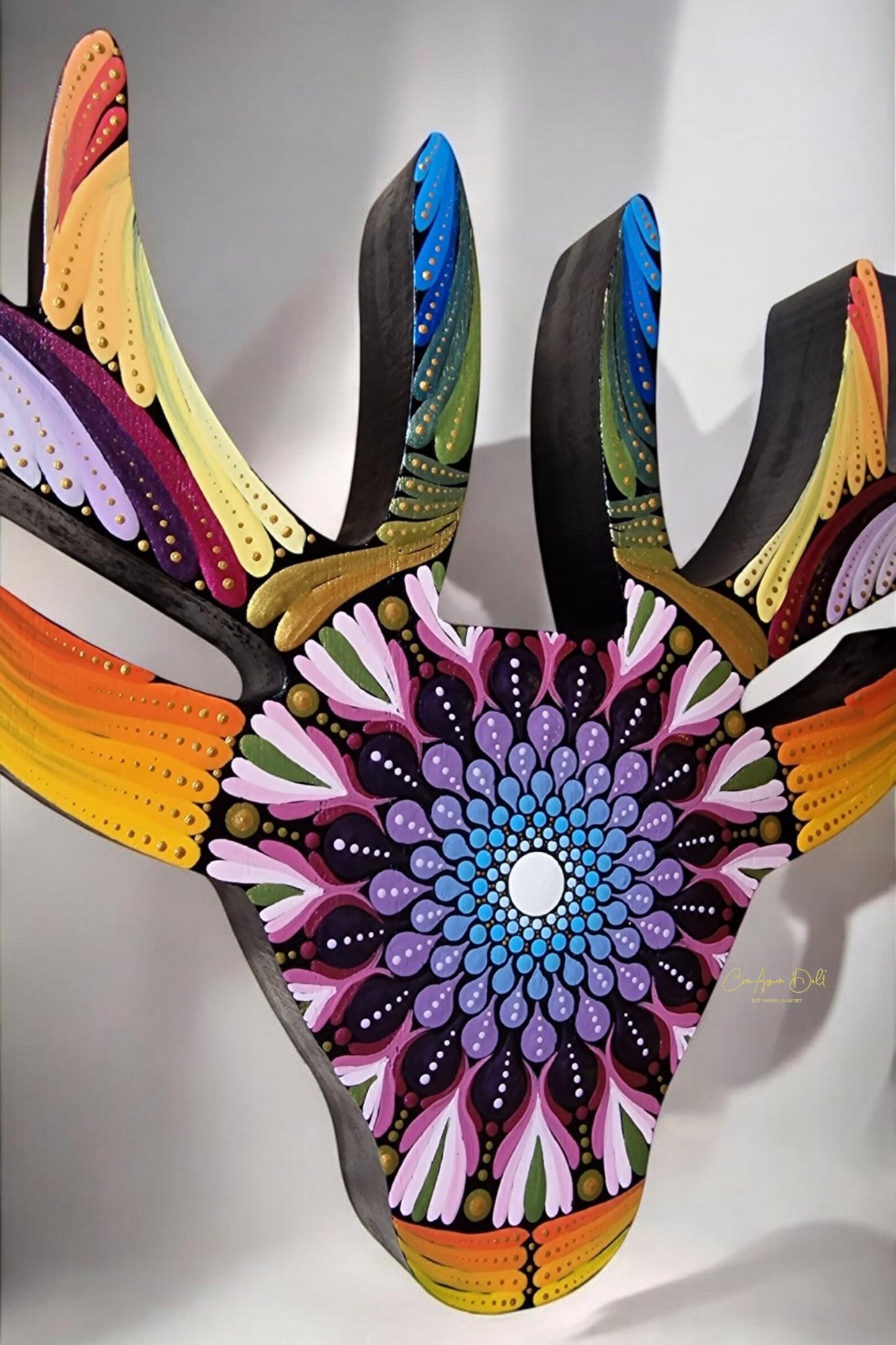 Tête de renne murale en bois – Œuvre unique en pointillisme