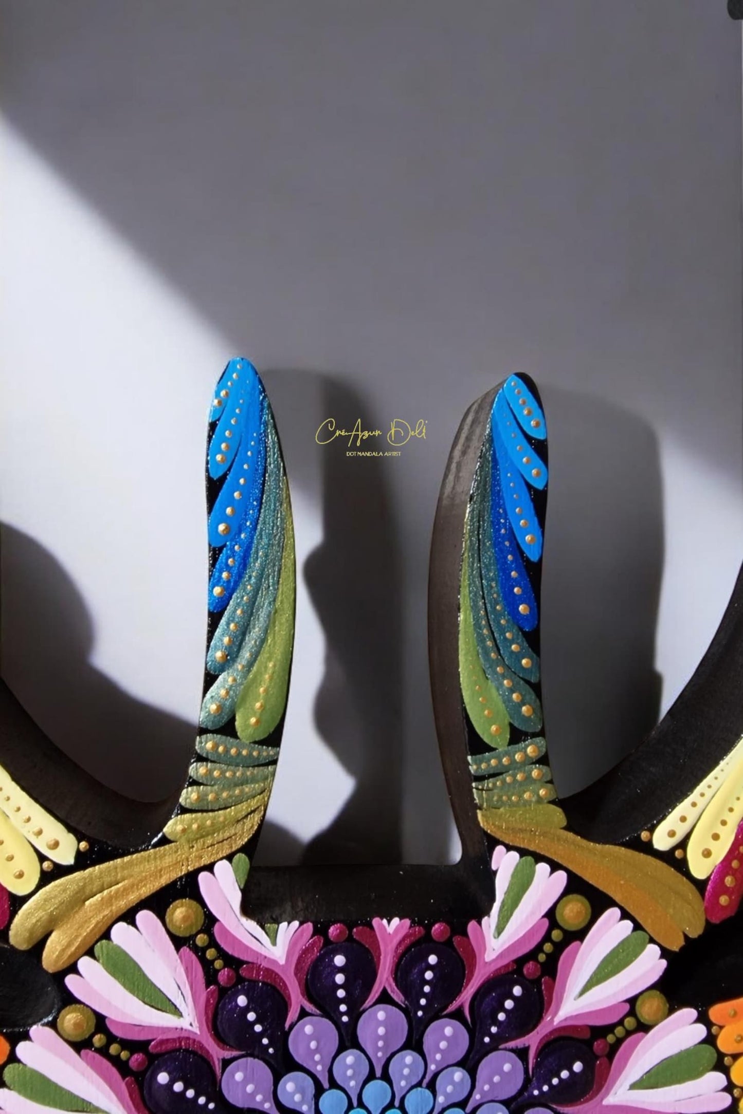 Tête de renne murale en bois – Œuvre unique en pointillisme