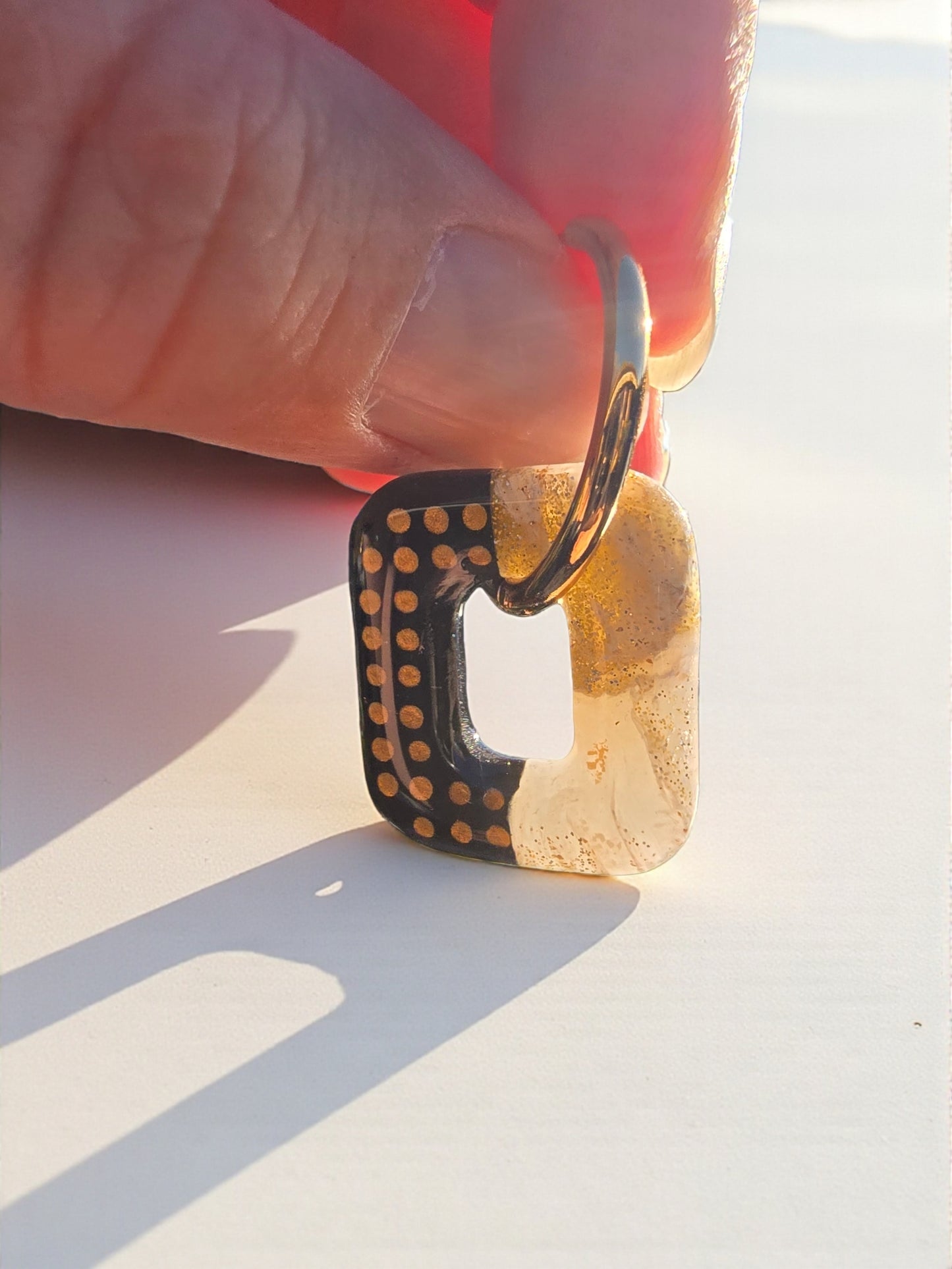 Boucles d’oreilles pampilles rectangulaires en pâte polymère – blanc marbré et noir pointillisme doré