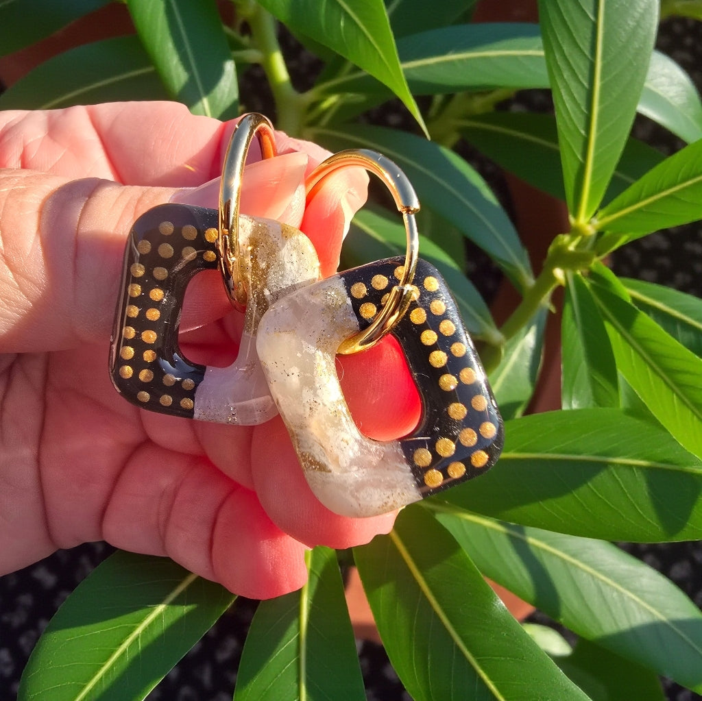Pampilles rectangulaires en pâte polymère – blanc marbré et noir pointillisme doré