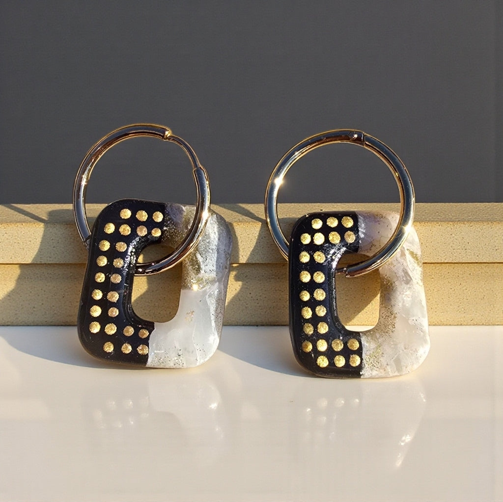 Boucles d’oreilles pampilles rectangulaires en pâte polymère – blanc marbré et noir pointillisme doré