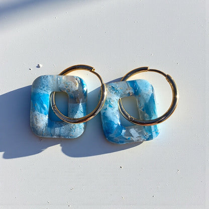 Boucles d’oreilles pampilles rectangulaires en pâte polymère – bleu marbré