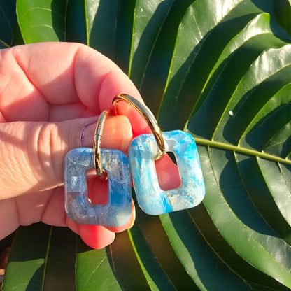 Boucles d’oreilles pampilles rectangulaires en pâte polymère – bleu marbré