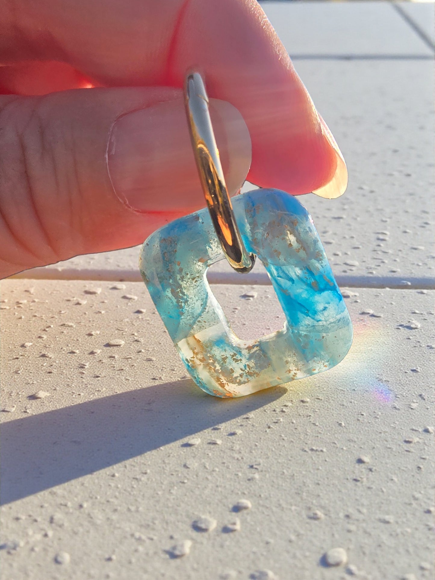 Boucles d’oreilles pampilles rectangulaires en pâte polymère – bleu marbré