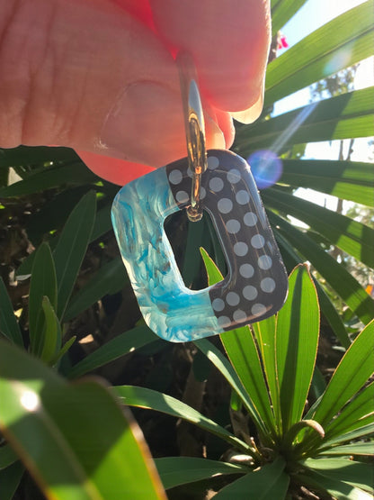 Boucles d’oreilles pampilles rectangulaires en pâte polymère – bleu marbré et noir pointillisme bleu