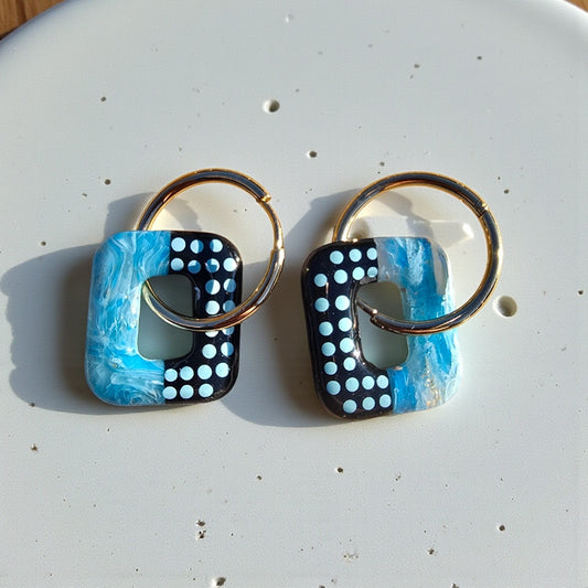Boucles d’oreilles pampilles rectangulaires en pâte polymère – bleu marbré et noir pointillisme bleu