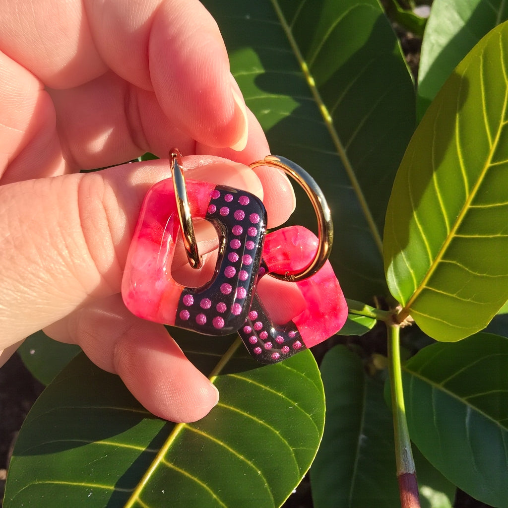 Boucles d’oreilles pampilles rectangulaires en pâte polymère – Rose marbré et noir pointillisme fuchsia métallisé