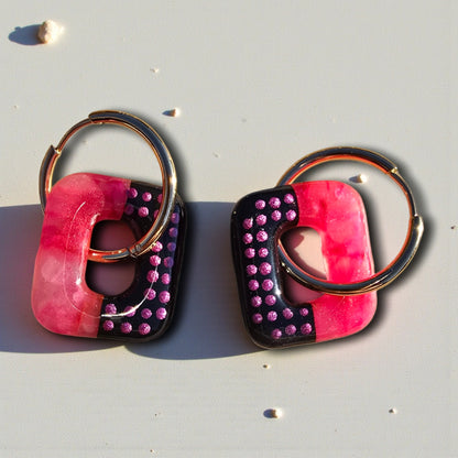Boucles d’oreilles pampilles rectangulaires en pâte polymère – Rose marbré et noir pointillisme fuchsia métallisé