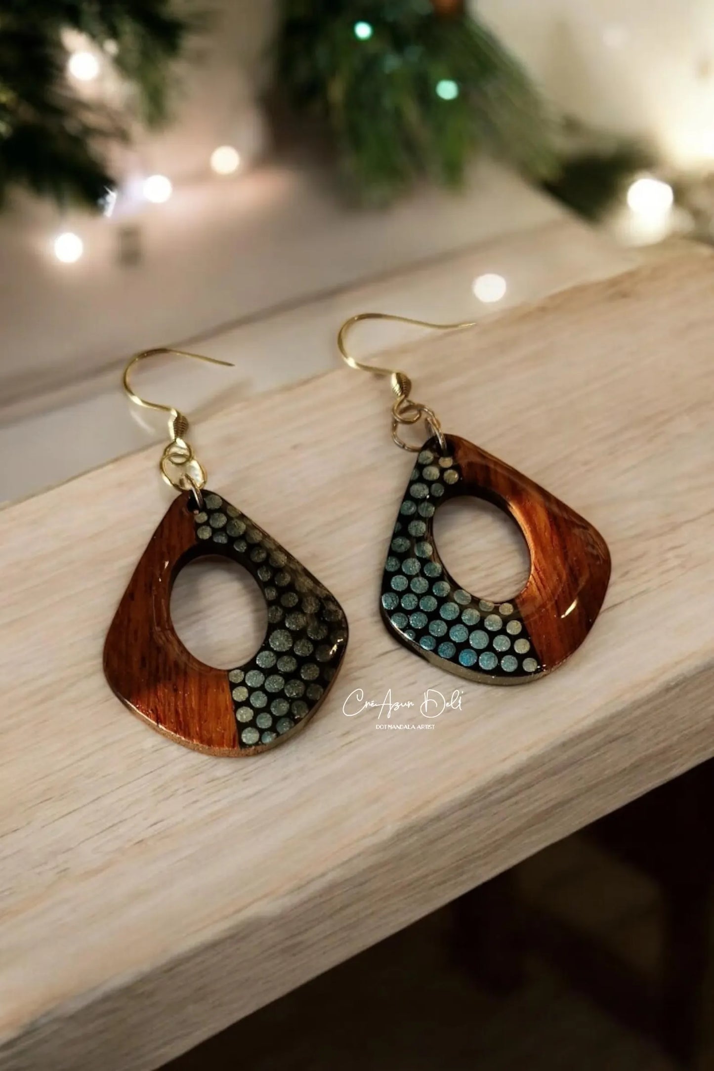Boucles d’oreilles en bois à trou – Dégradés de bleu gris métallisé & pointillisme ✨