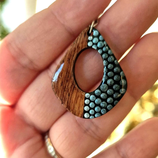 Boucles d’oreilles en bois à trou – Dégradés de bleu gris métallisé & pointillisme ✨