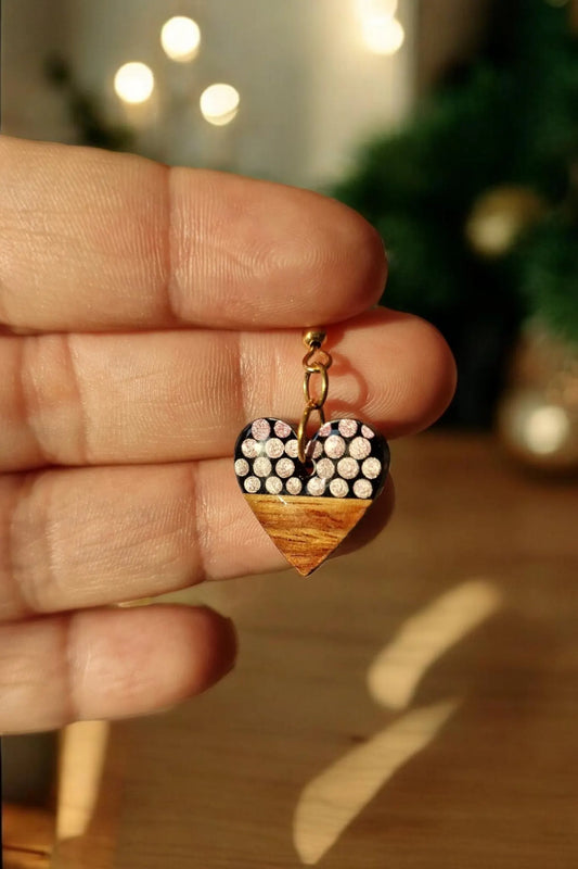 Boucles d’oreilles cœur en bois – Pointillisme rose métallisé 💖