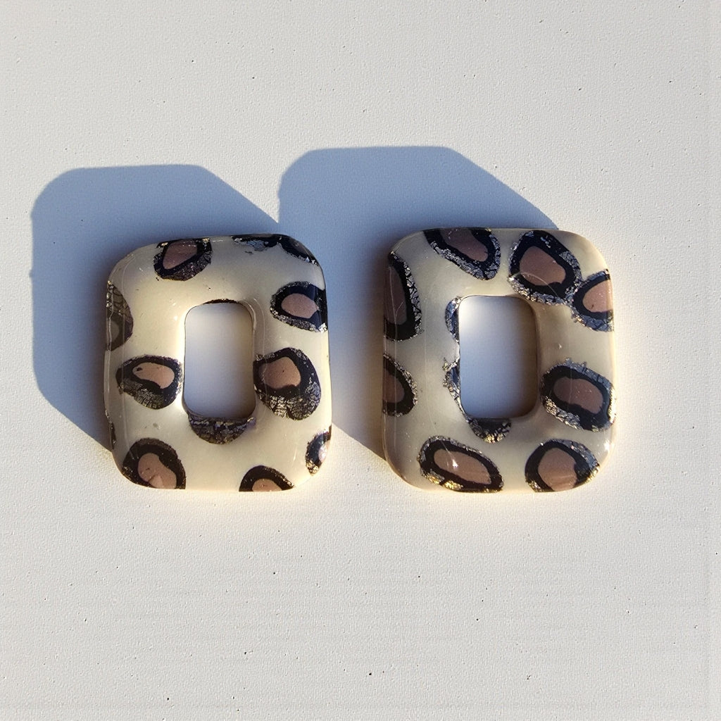 Boucles d’oreilles pampilles rectangulaires – Motif léopard clair