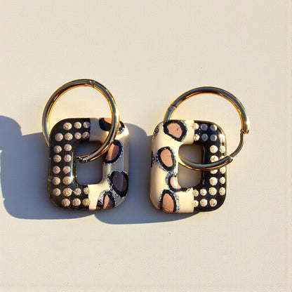 Boucles d’oreilles léopard noir bronze – Pampilles rectangulaires en pâte polymère, anneaux acier inoxydable