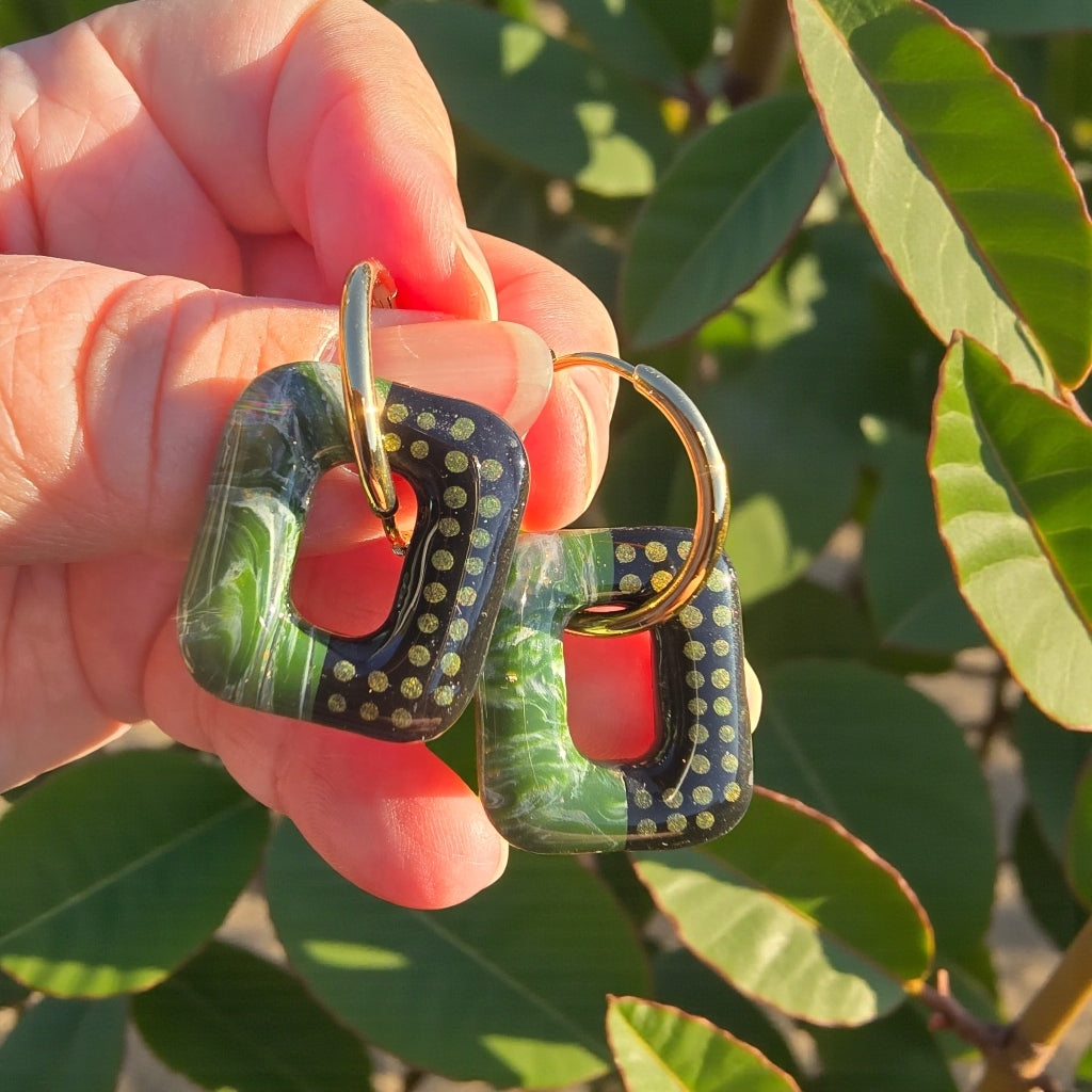 Boucles d’oreilles pampilles rectangulaires en pâte polymère – vert marbré et noir pointillisme vert métallisé