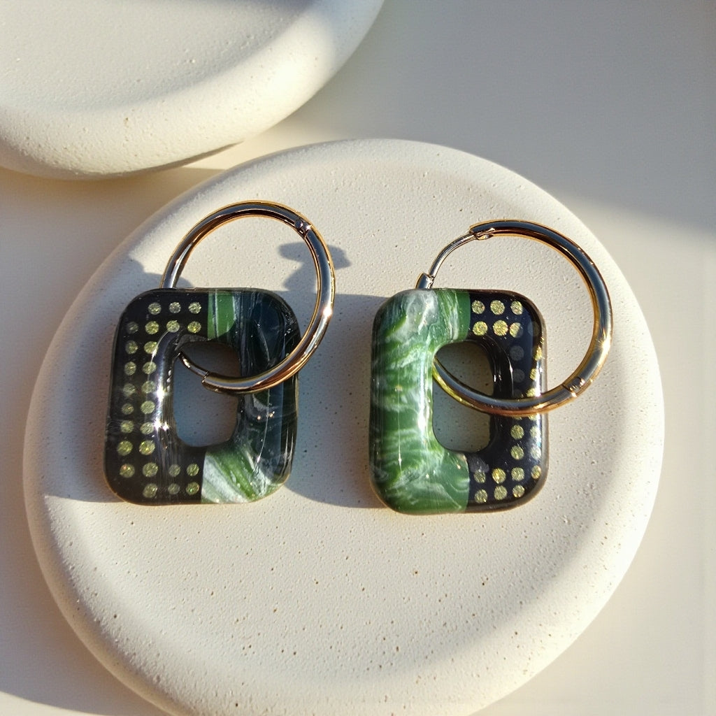 Boucles d’oreilles pampilles rectangulaires en pâte polymère – vert marbré et noir pointillisme vert métallisé