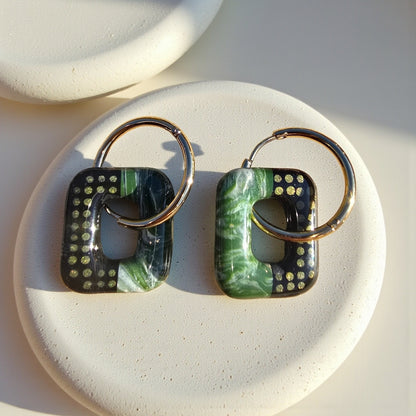 Boucles d’oreilles pampilles rectangulaires en pâte polymère – vert marbré et noir pointillisme vert métallisé