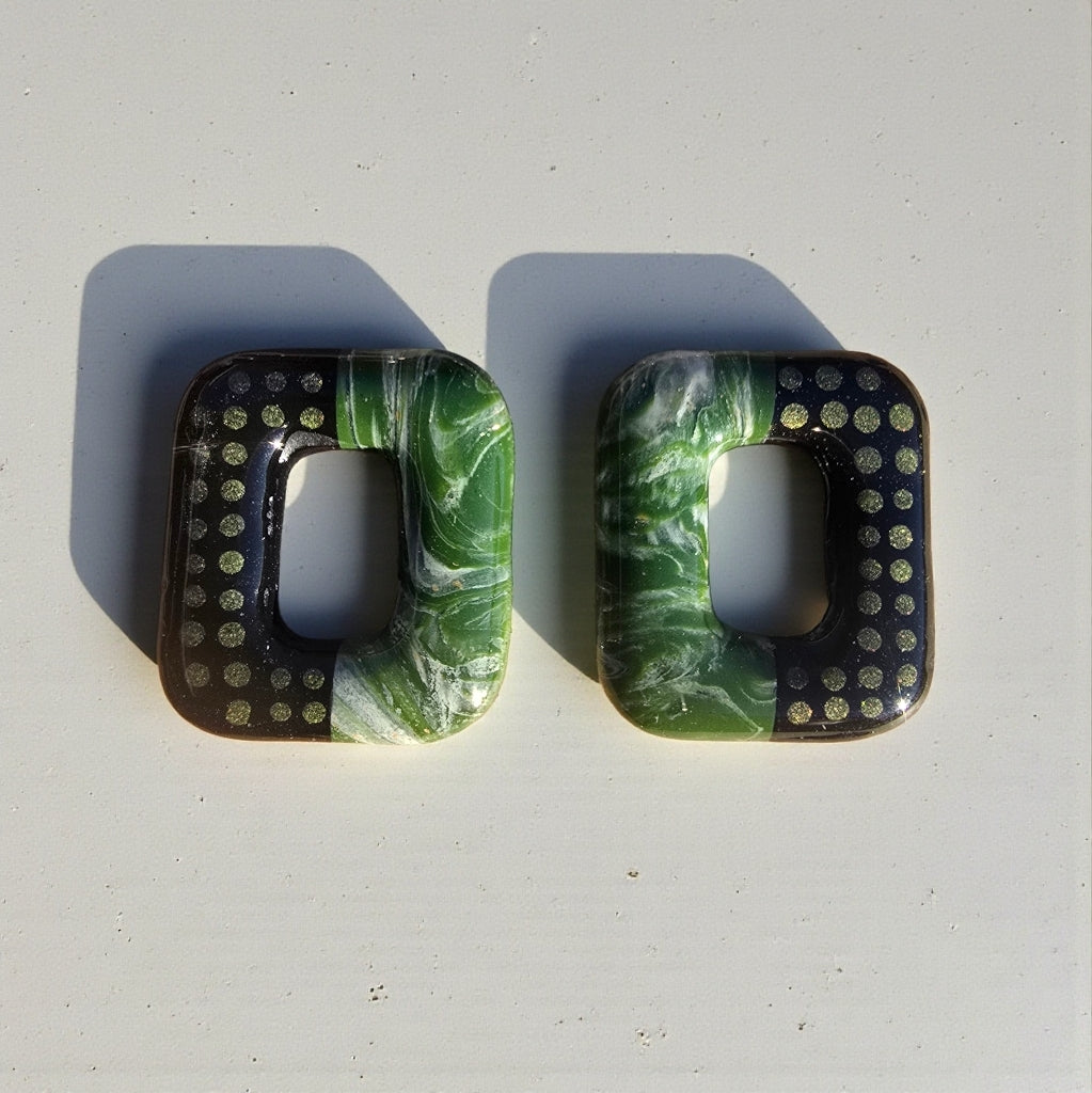 Boucles d’oreilles pampilles rectangulaires en pâte polymère – vert marbré et noir pointillisme vert métallisé