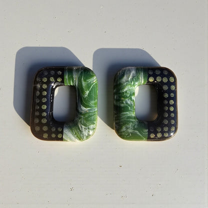 Boucles d’oreilles pampilles rectangulaires en pâte polymère – vert marbré et noir pointillisme vert métallisé