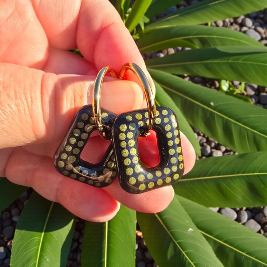 Boucles d’oreilles pampilles rectangulaires en pâte polymère – noir et pointillisme vert métallisé