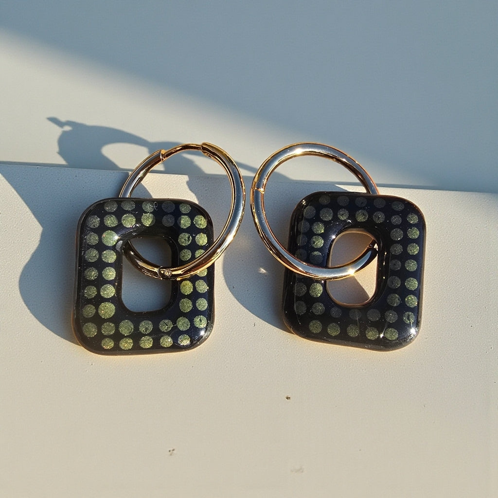 Boucles d’oreilles pampilles rectangulaires en pâte polymère – noir et pointillisme vert métallisé