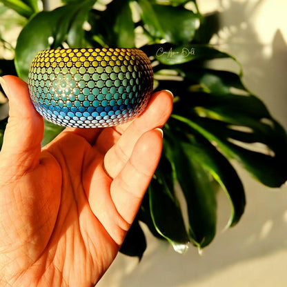 Bougeoir en bois peint en pointillisme vert et bleu