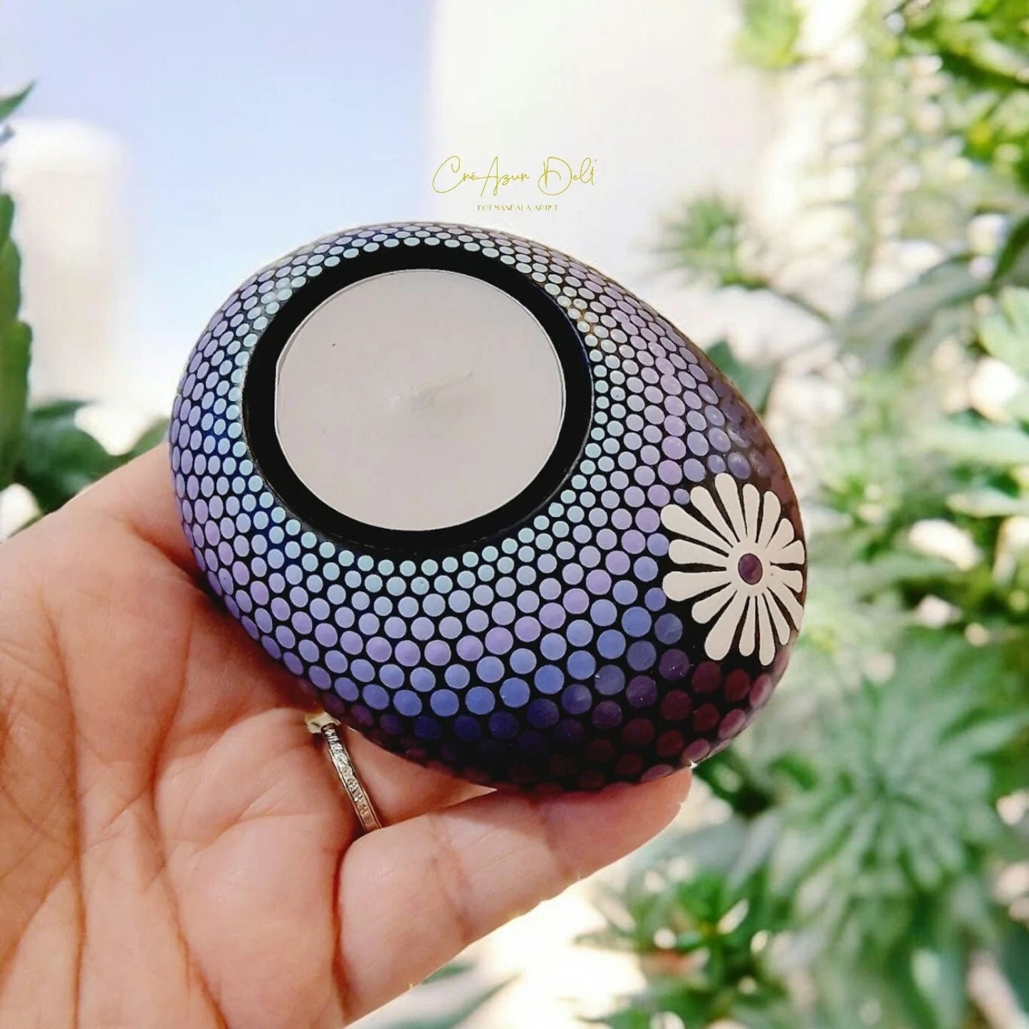Bougeoir galet mandala peint à la main – Bleu, violet & bordeaux