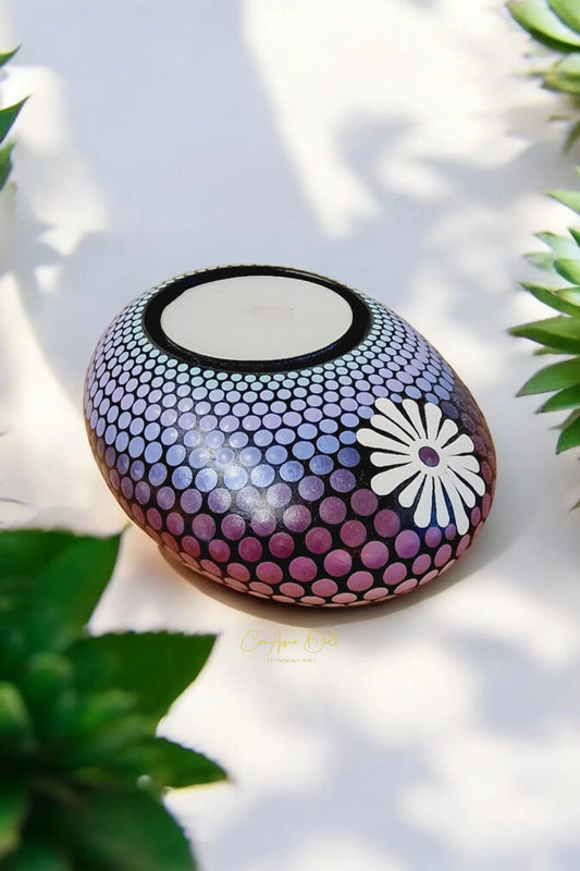 Bougeoir galet mandala peint à la main – Bleu, violet & bordeaux