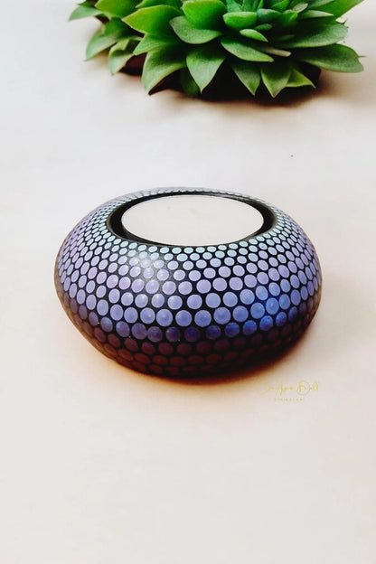 Bougeoir galet mandala peint à la main – Bleu, violet & bordeaux