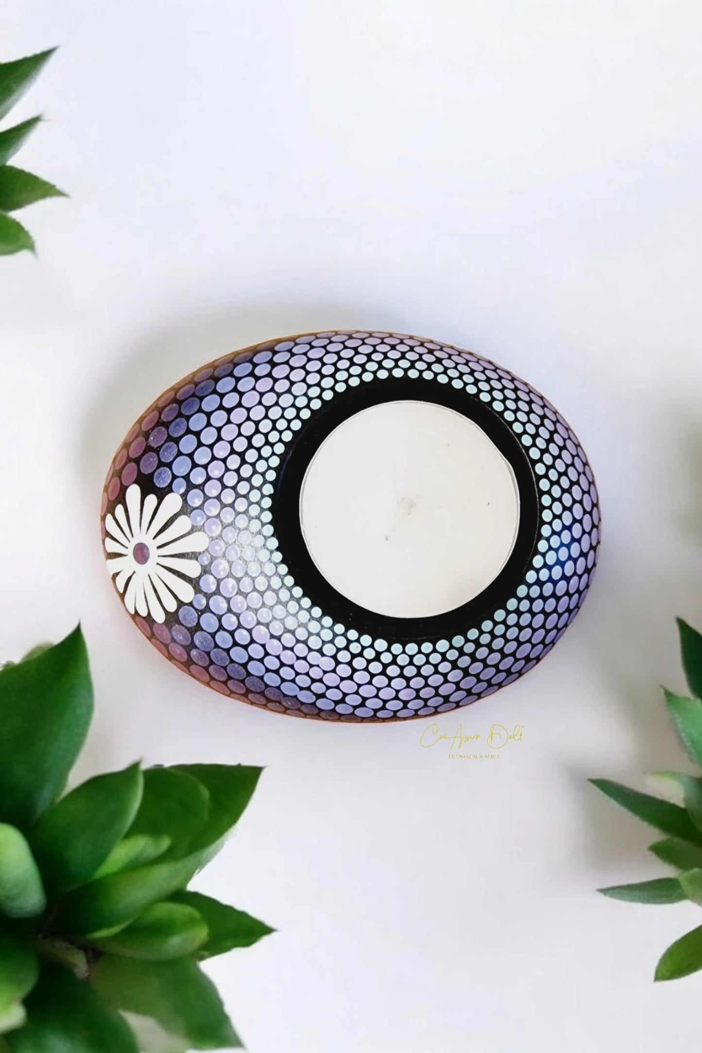 Bougeoir galet mandala peint à la main – Bleu, violet & bordeaux