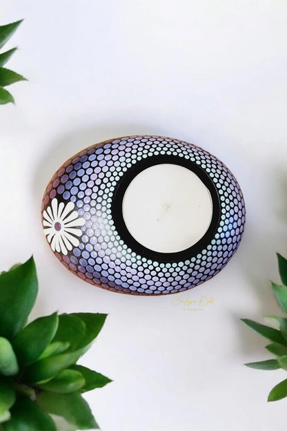 Bougeoir galet mandala peint à la main – Bleu, violet & bordeaux