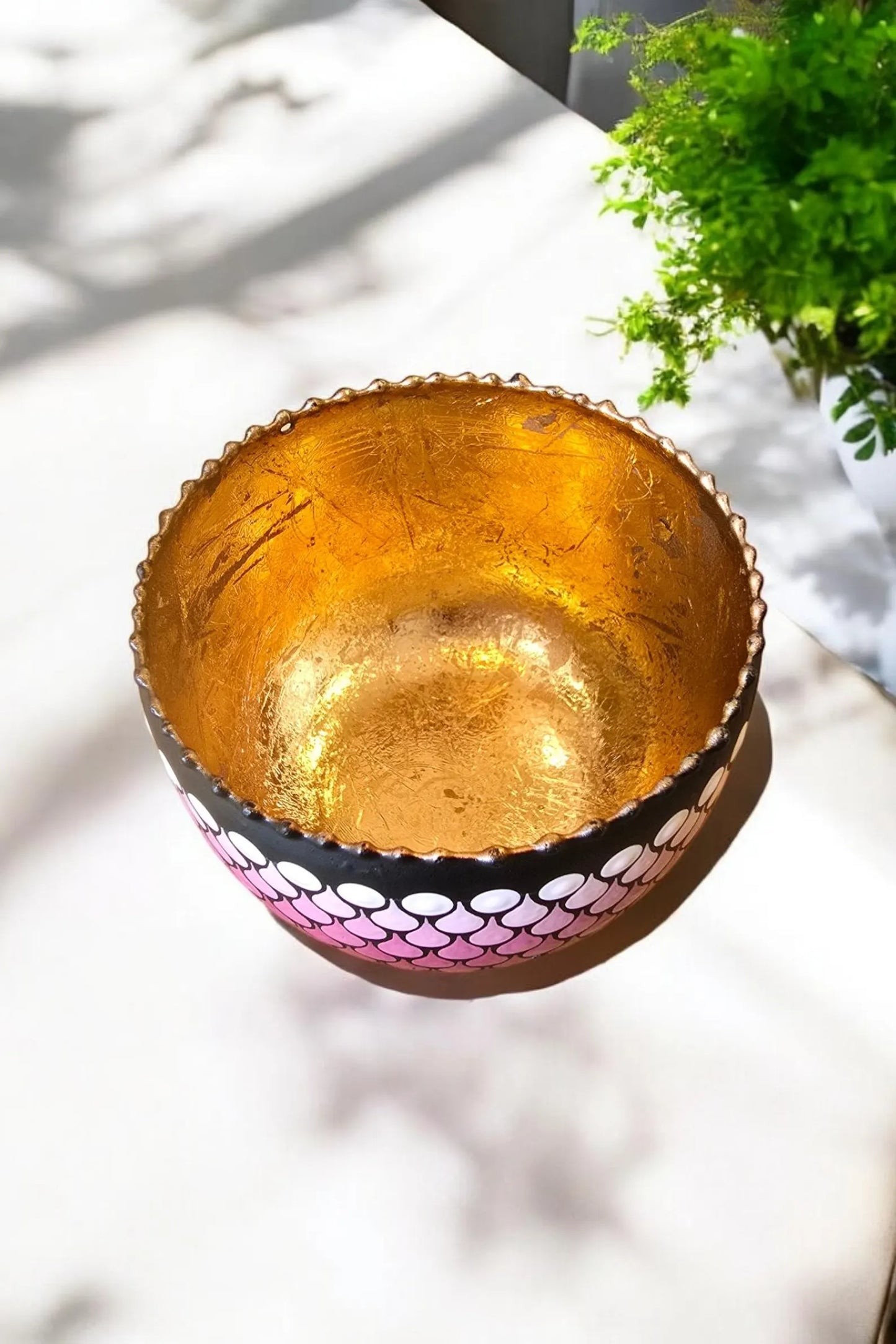 Bougeoir en métal pointillisme rose et bordeaux, art en pointillisme