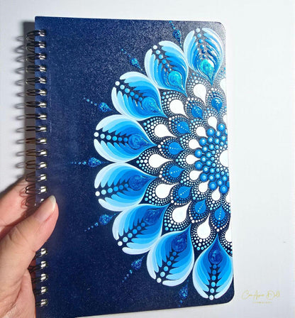 carnet personnalisé par des mandala peint bleu et blanc