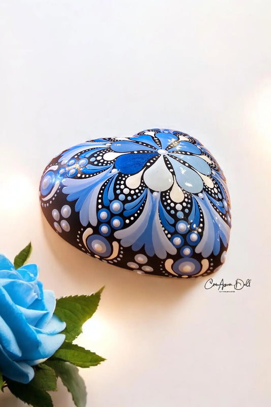 Pierre mandala en forme de cœur bleu et blanc – Cadeau unique, méditation & décoration