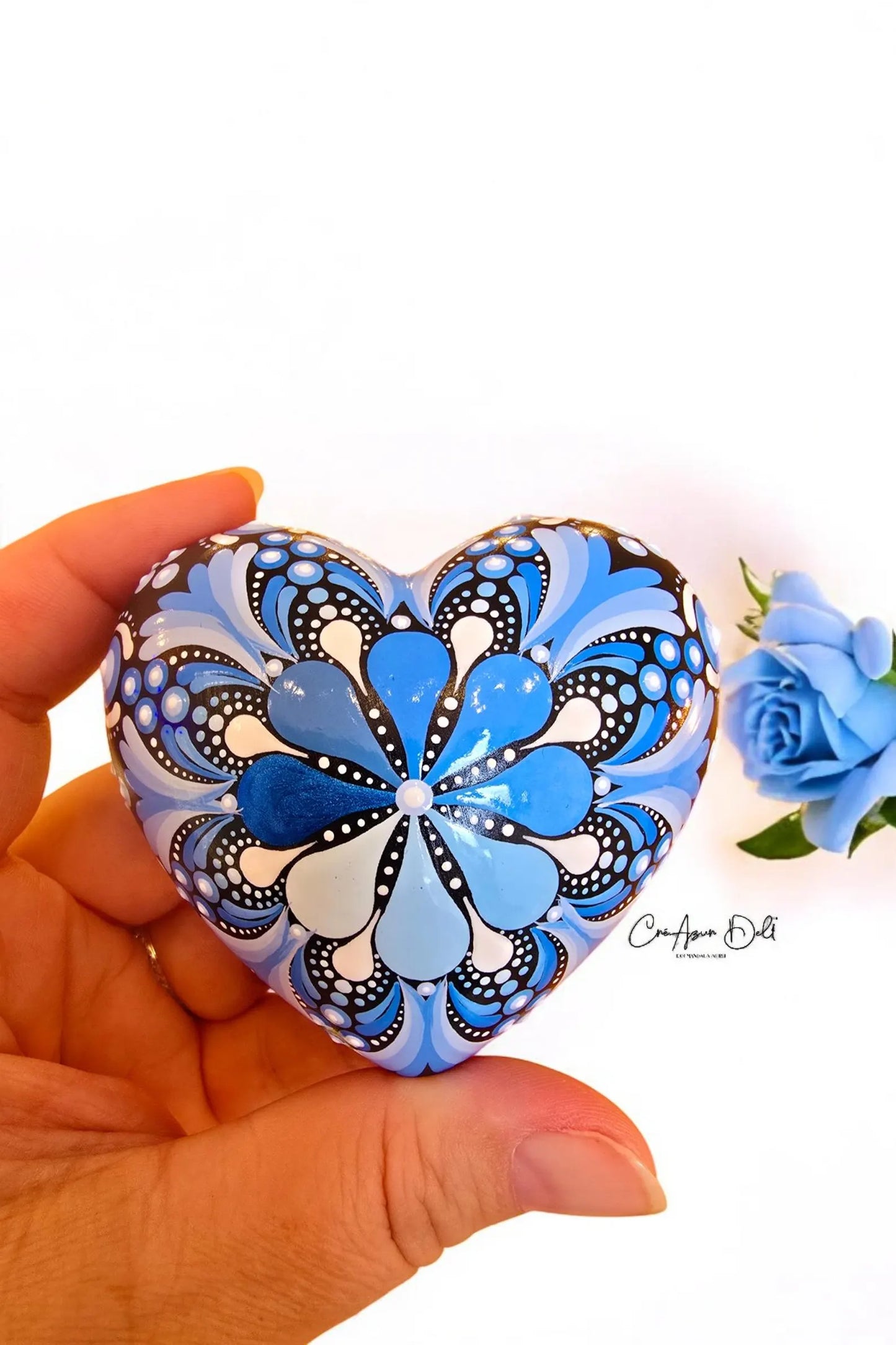 Pierre mandala en forme de cœur bleu et blanc – Cadeau unique, méditation & décoration