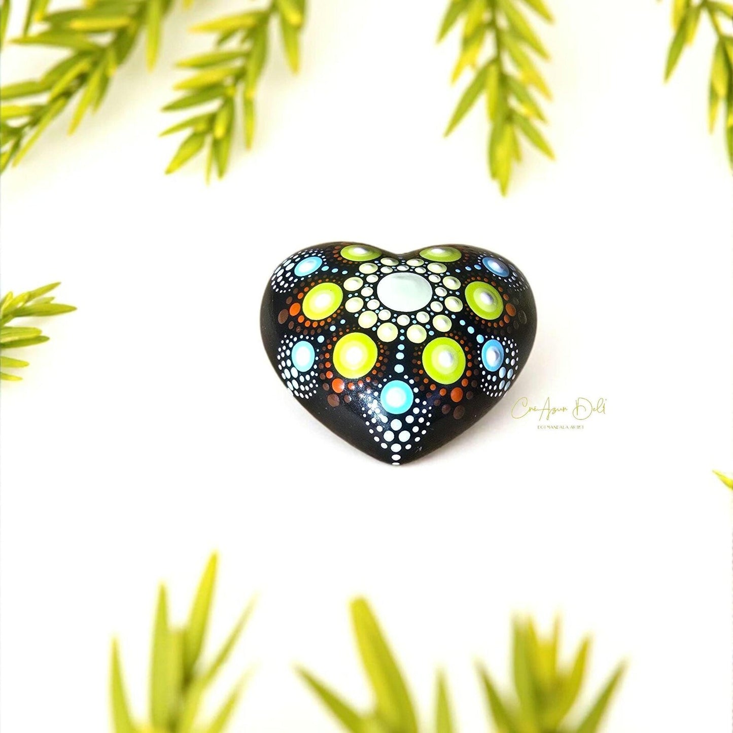 Petit coeur mandala en pointillisme vert et bleu, méditation ou décoration, pierre de relaxation