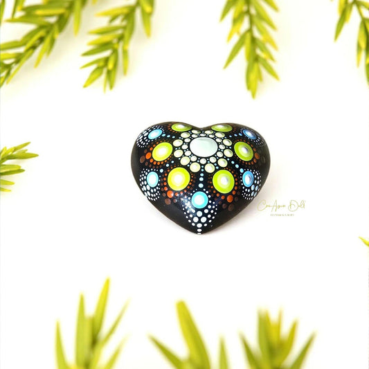 Petit coeur mandala en pointillisme vert et bleu, méditation ou décoration, pierre de relaxation