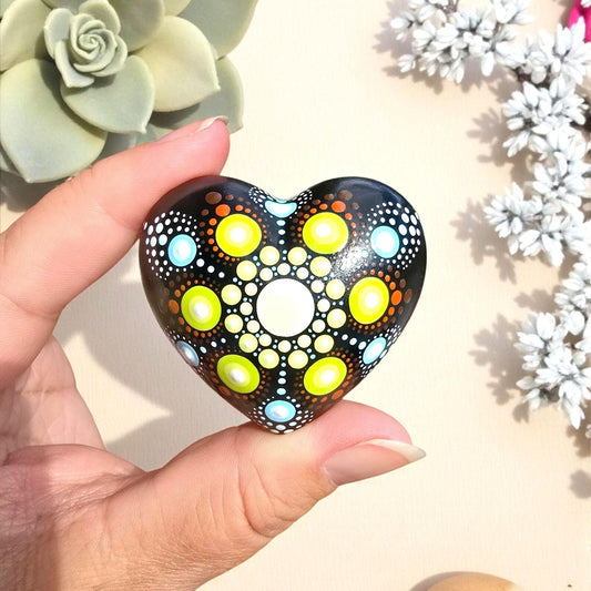 Petit coeur mandala en pointillisme vert et bleu, méditation ou décoration, pierre de relaxation
