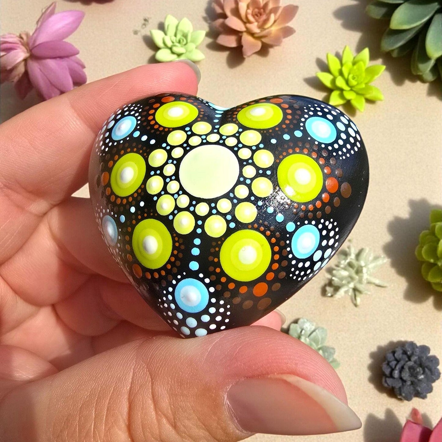 Petit coeur mandala en pointillisme vert et bleu, méditation ou décoration, pierre de relaxation