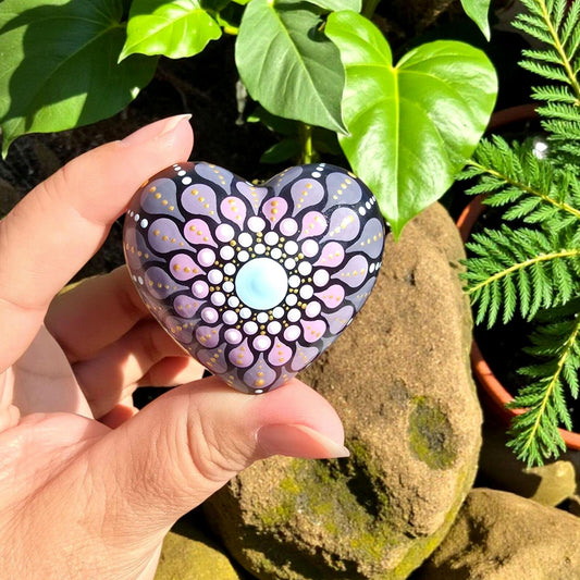 Petit coeur mandala en pointillisme bleu et mauve, méditation ou décoration, pierre de relaxation