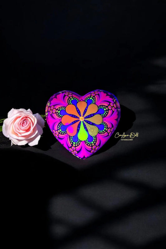Pierre mandala en forme de cœur fluorescente – Cadeau unique, méditation & décoration