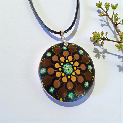 Collier en bois mandala pointillisme marron et jaune/vert pailleté