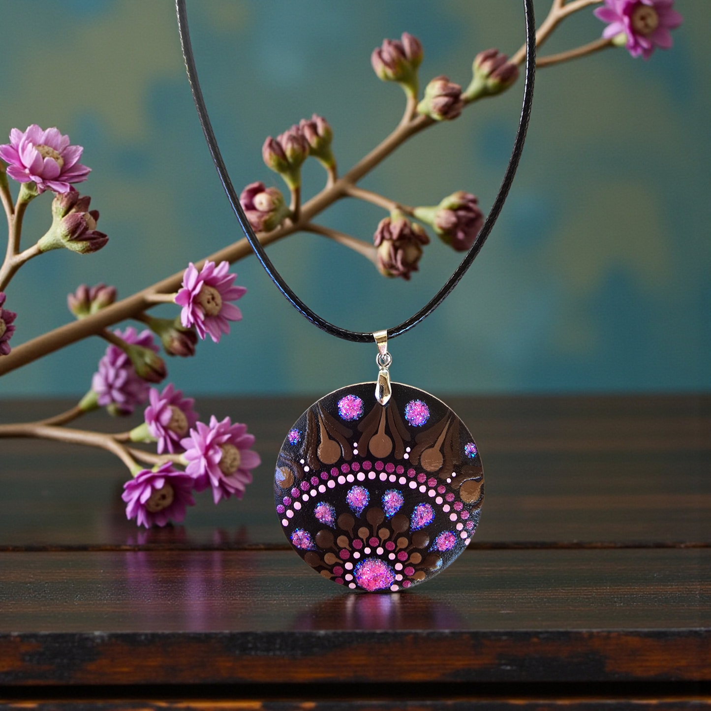 Collier en bois mandala pointillisme rose paillette et marron