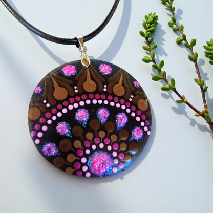 Collier en bois mandala pointillisme rose paillette et marron