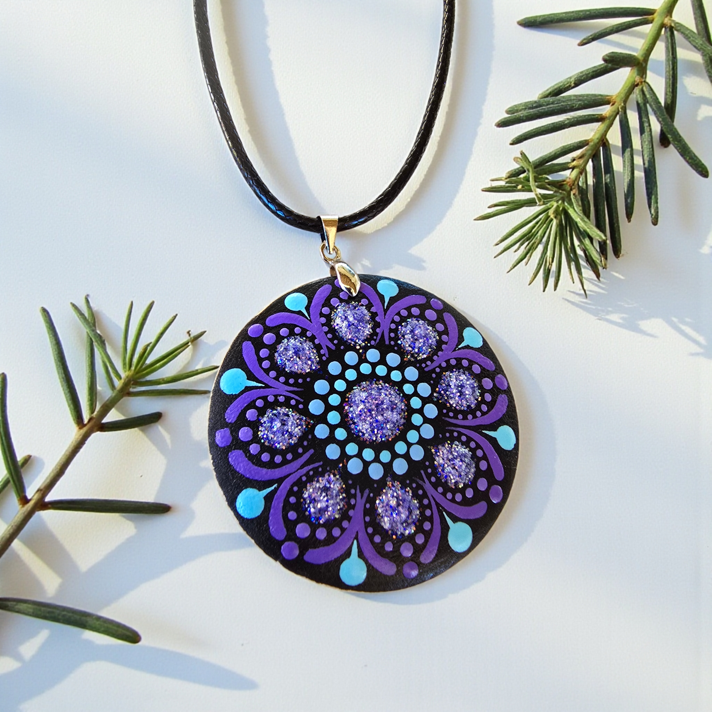 Collier en bois mandala pointillisme violet paillette et bleu ciel